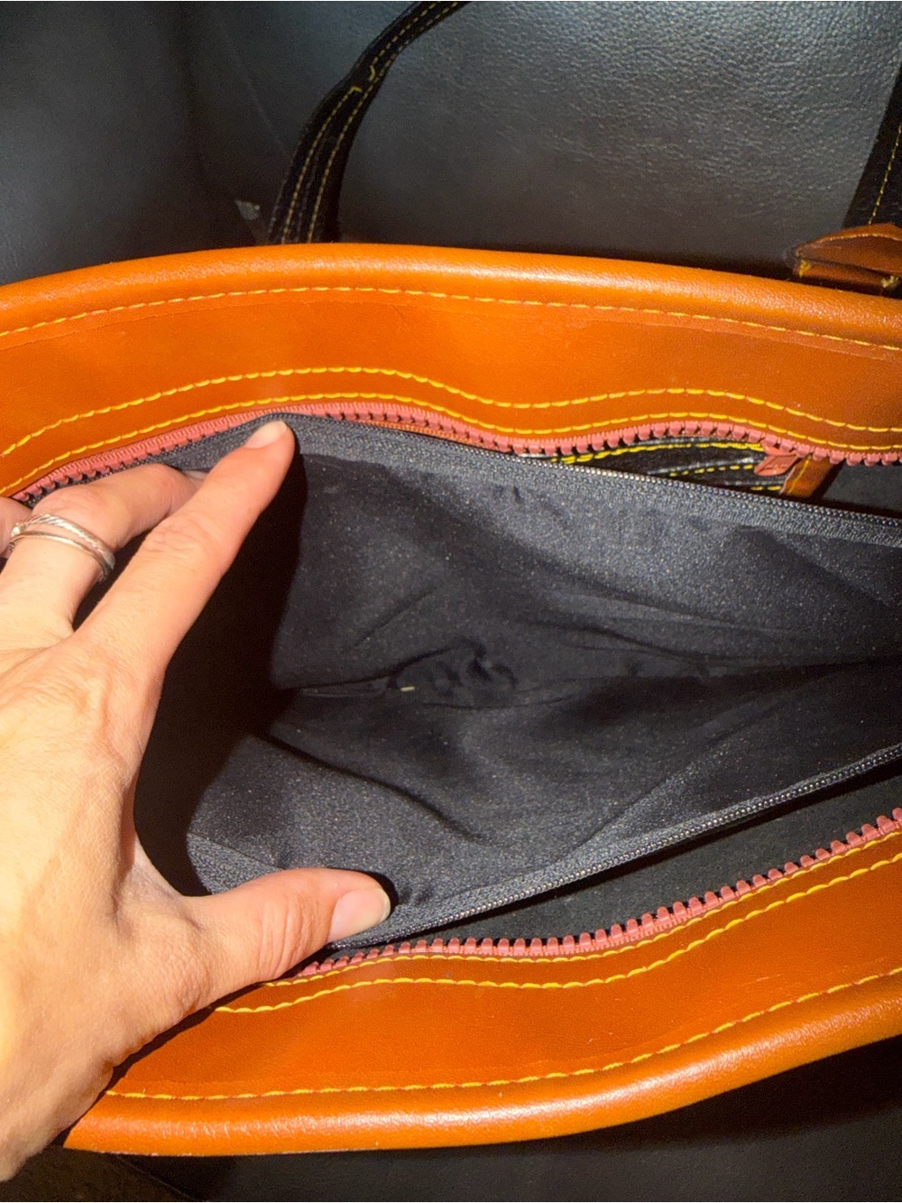 Vintage Dooney & Bourke Black and Tan Pebbled Leather Shoulder Tote - Picture 13 of 15